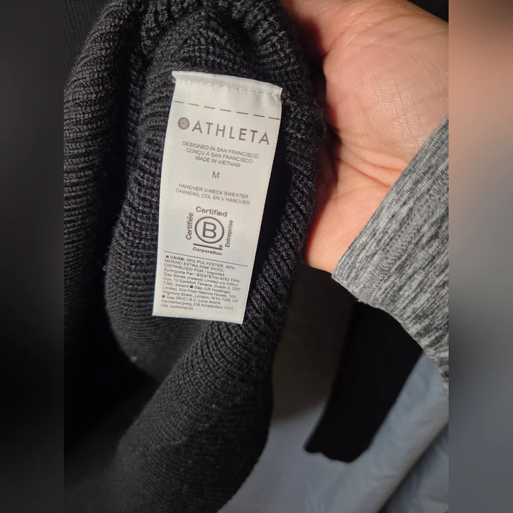 G261. Athleta Hanover V-Neck Sweater in Black - Size M
